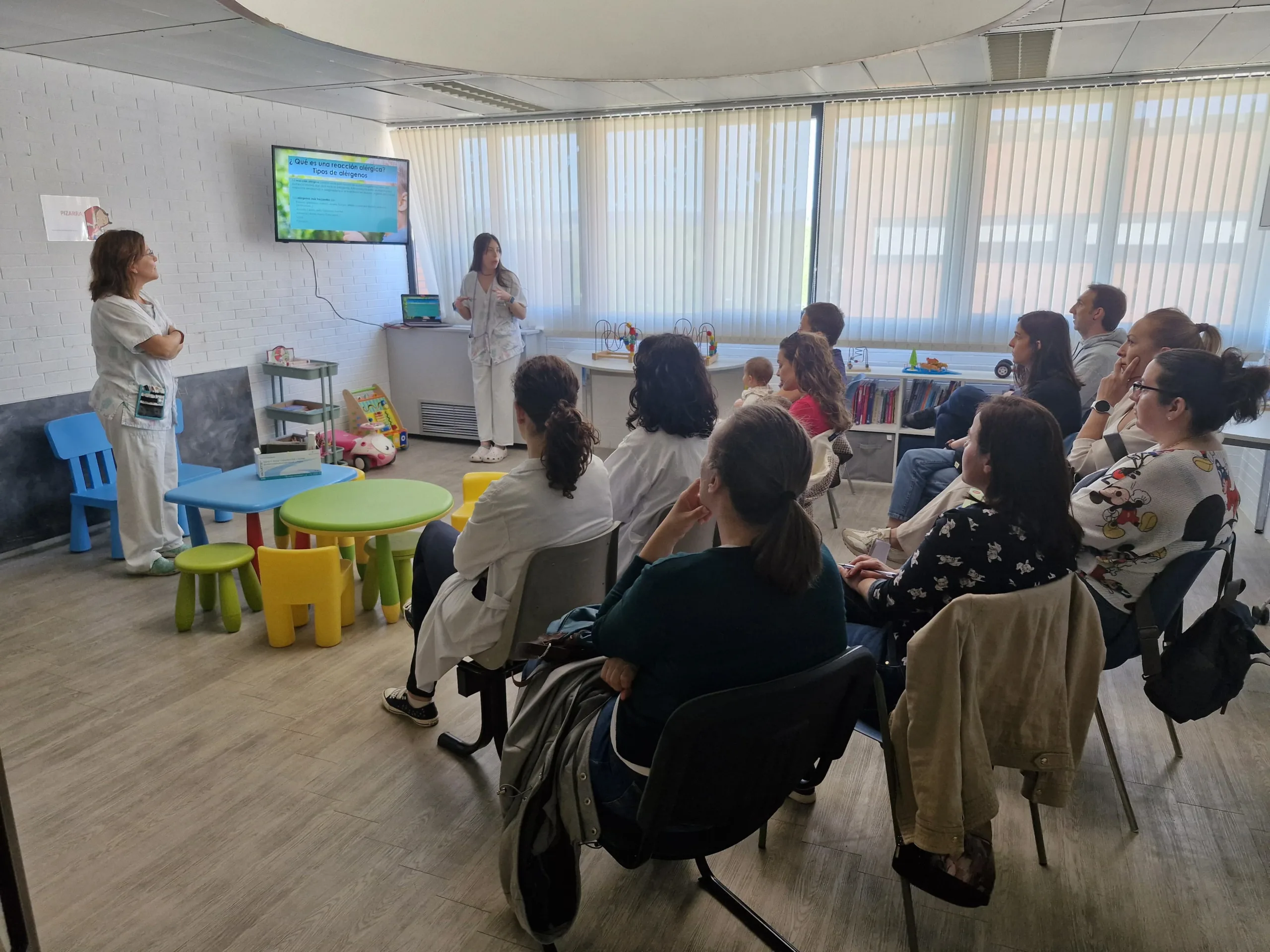La Escuela de Padres de la Gasbi realiza un taller sobre cómo actuar ante alergias y anafilaxias en los niños