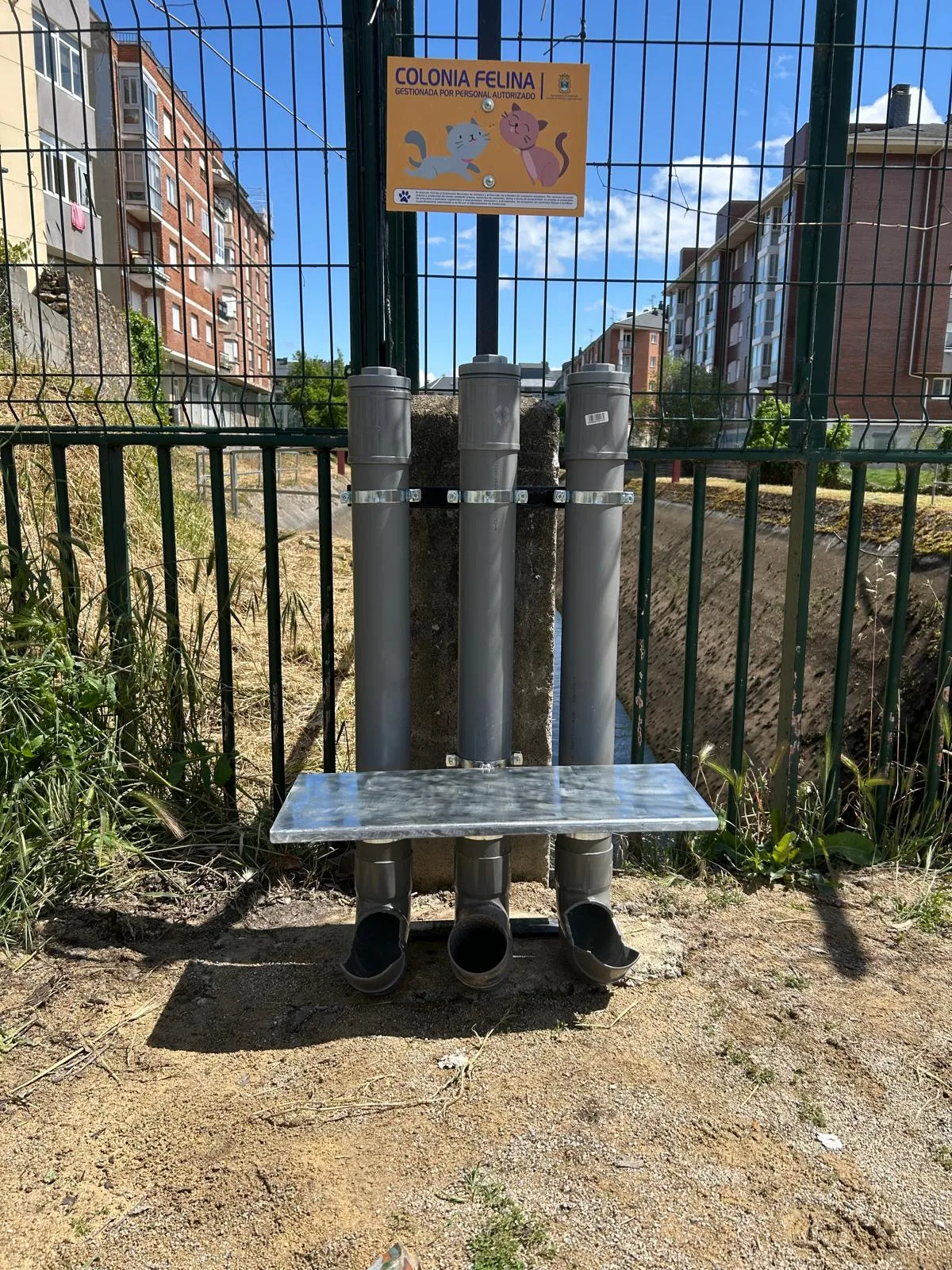 Instalación de tolvas de alimentación para las colonias felinas en Ponferrada