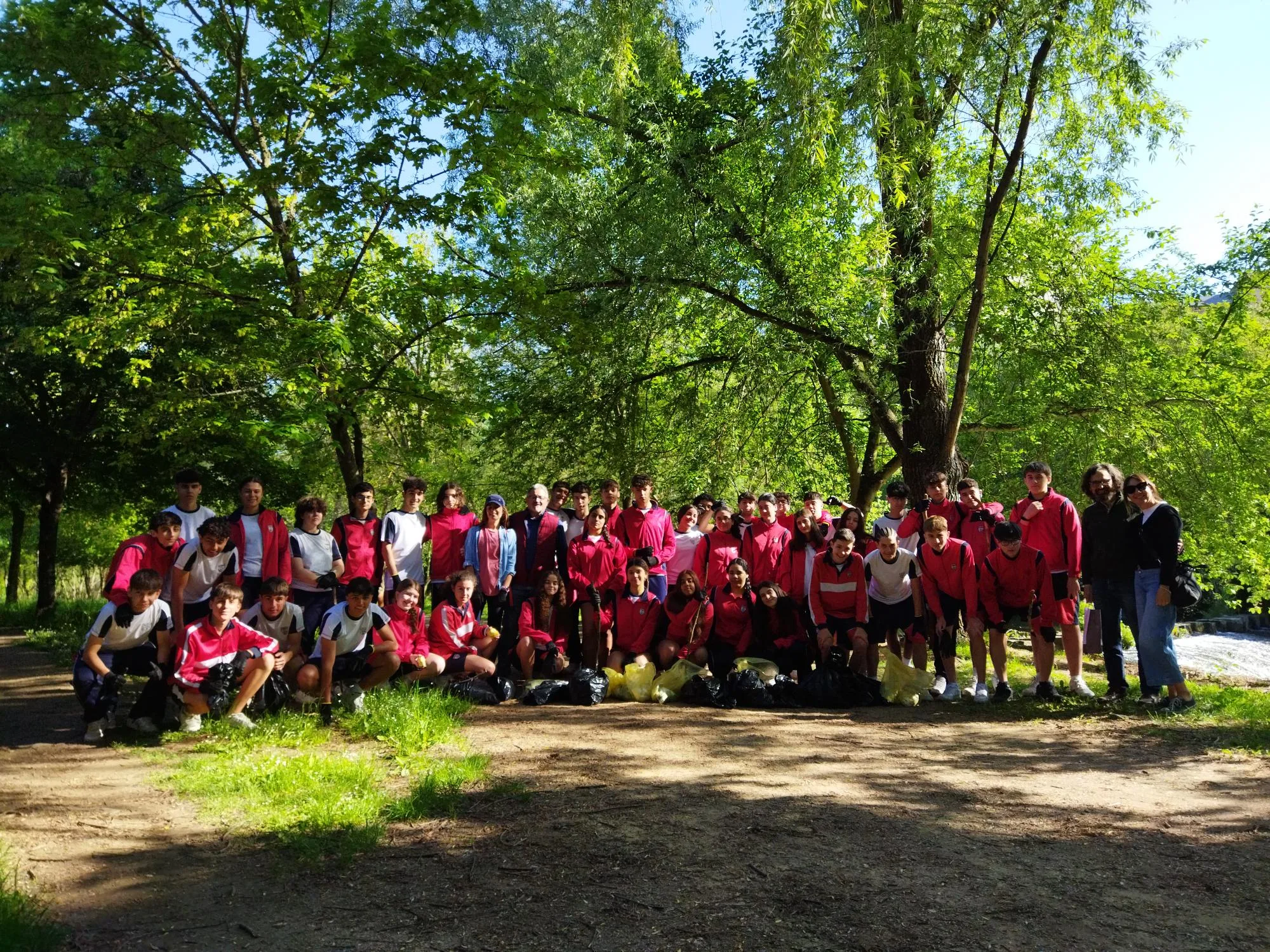 Actividad de educación ambiental del Colegio Diocesano San Ignacio por la ribera del Sil en Ponferrada
