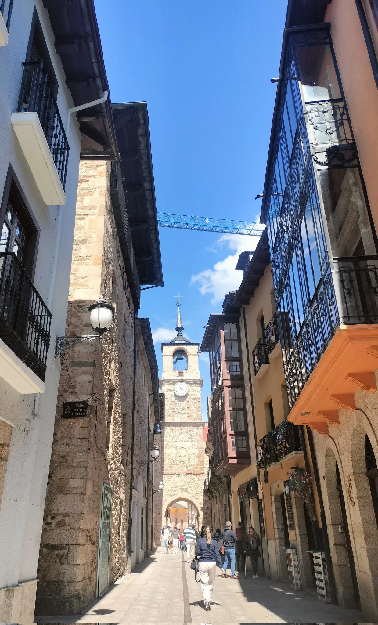 La calle del Reloj se cortará al tráfico los fines de semana para reforzar la protección de los peatones