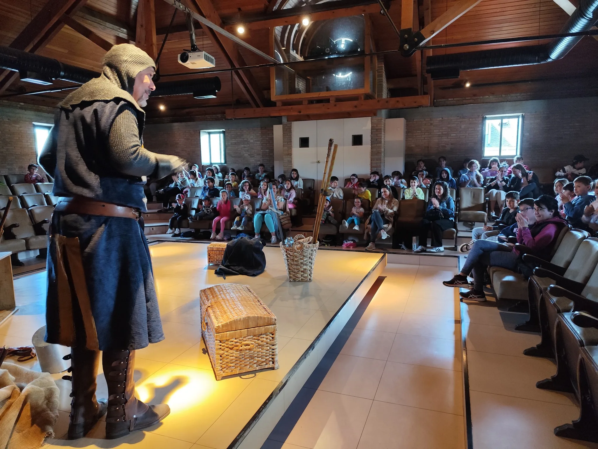 Éxito de la campaña escolar TheaTryn en Toreno con teatro, historia y patrimonio