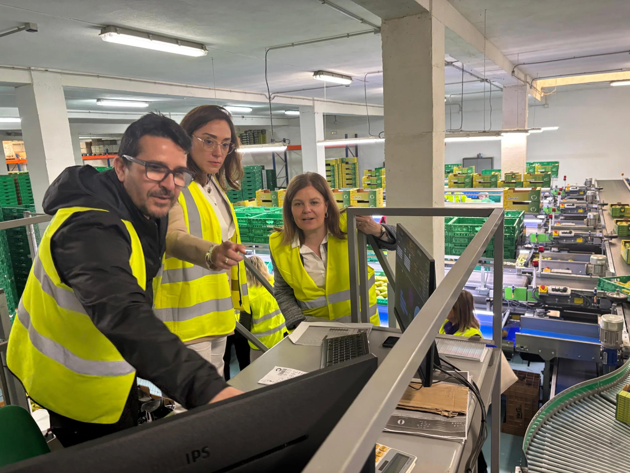 La consejera de Agricultura visita las instalaciones de COFRUBI en Carracedelo