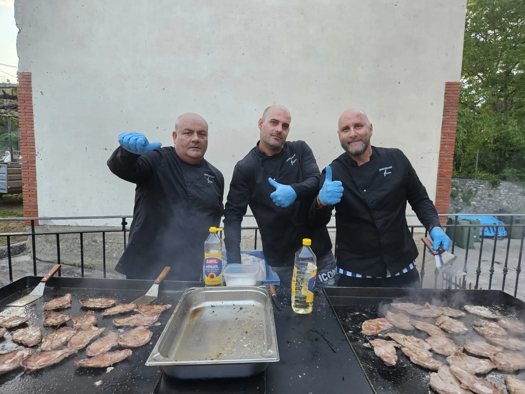 Espectáculos Juan organiza con éxito la degustación de carne de San Isidro en Molinaseca