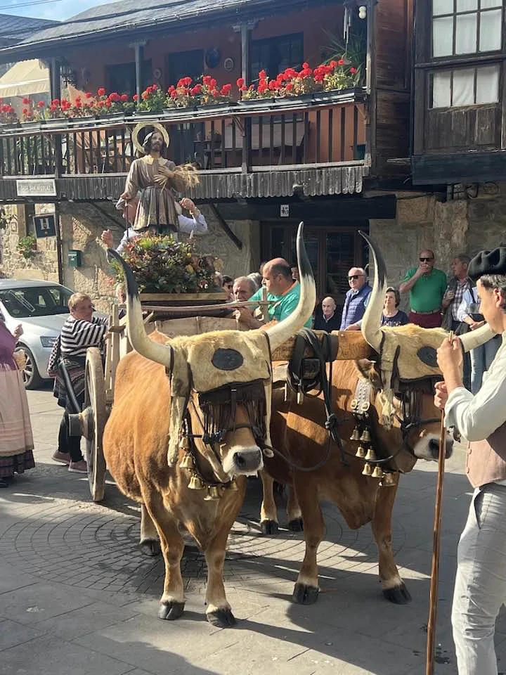 Molinaseca celebra con éxito la festividad de San Isidro en un ambiente de tradición y convivencia