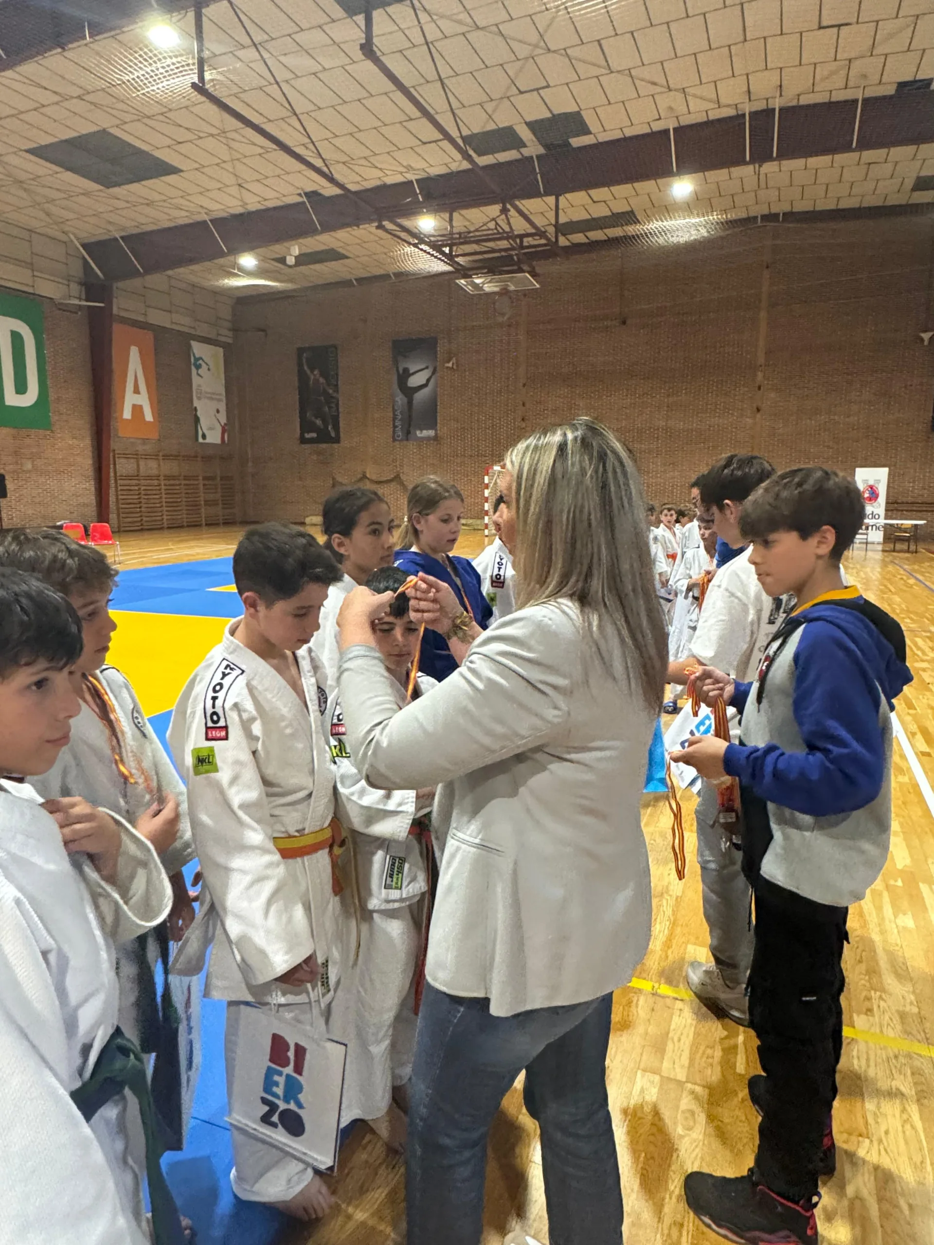Éxito de participación en el 'Memorial Alfonso Yáñez' de judo en el pabellón de Flores del Sil