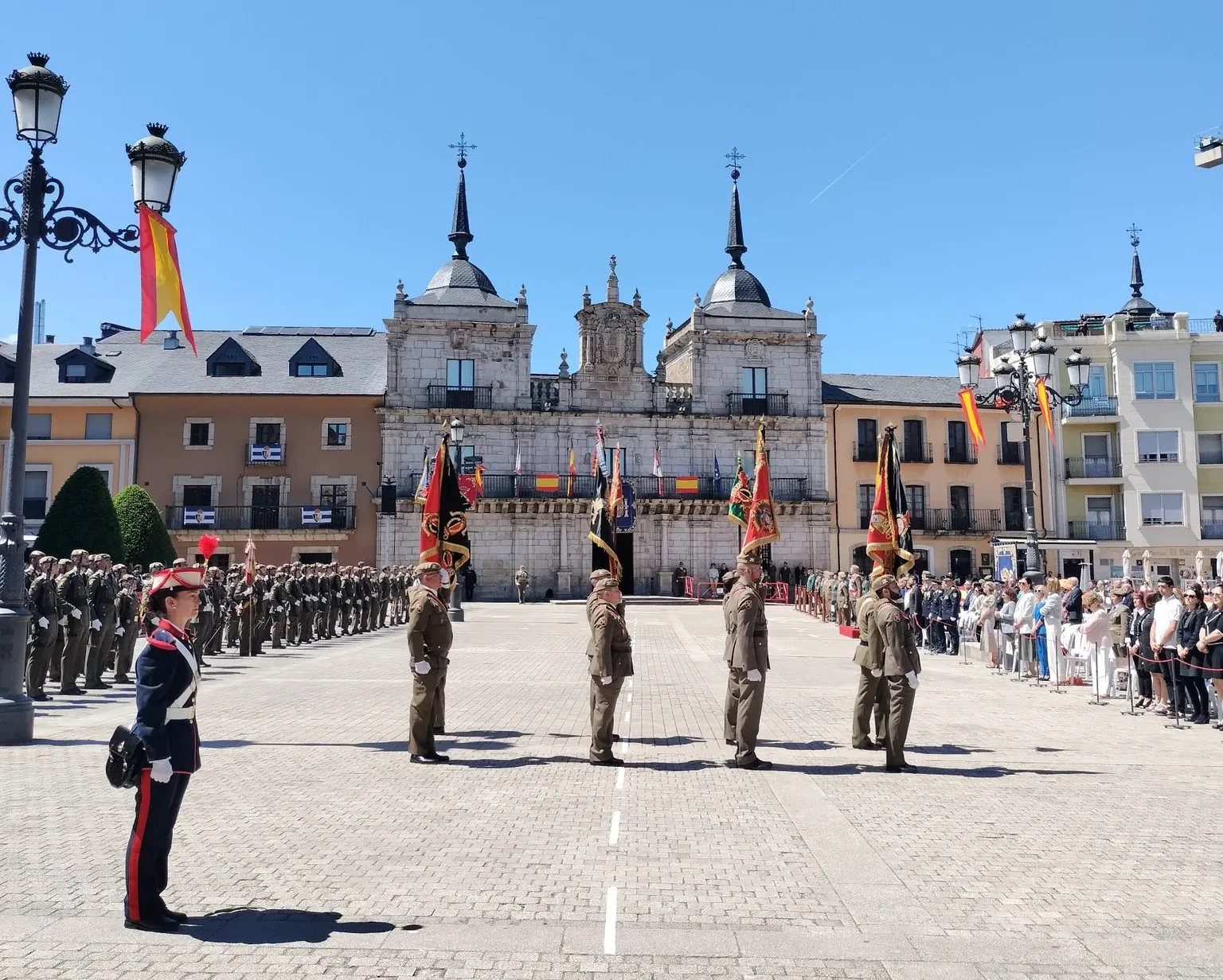 “Fortalecer el compromiso y la lealtad hacia España”: Más de 120 ciudadanos juran bandera en el acto civil organizado por el RALCA 63 en Ponferrada