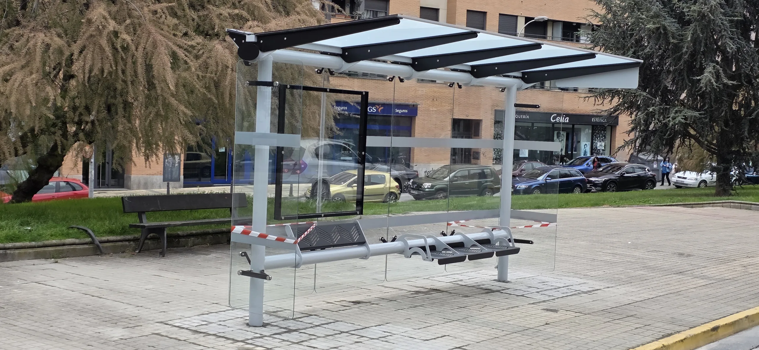 [FOTOS] El Ayuntamiento de Ponferrada renueva marquesinas en la Avenida del Castillo y continúa con labores de mantenimiento