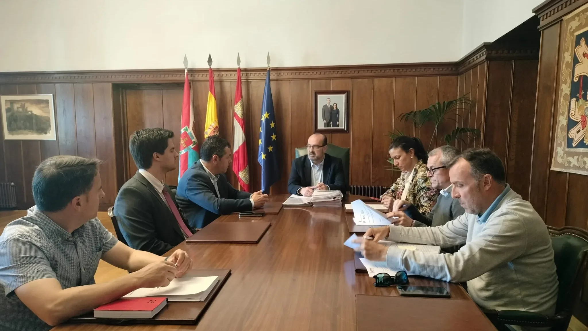 Morala se reúne con representantes de sindicatos y empresarios en la comarca