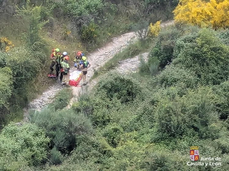 Rescatan en helicóptero a un varón de 70 años de una zona de difícil acceso en Riego de Ambrós