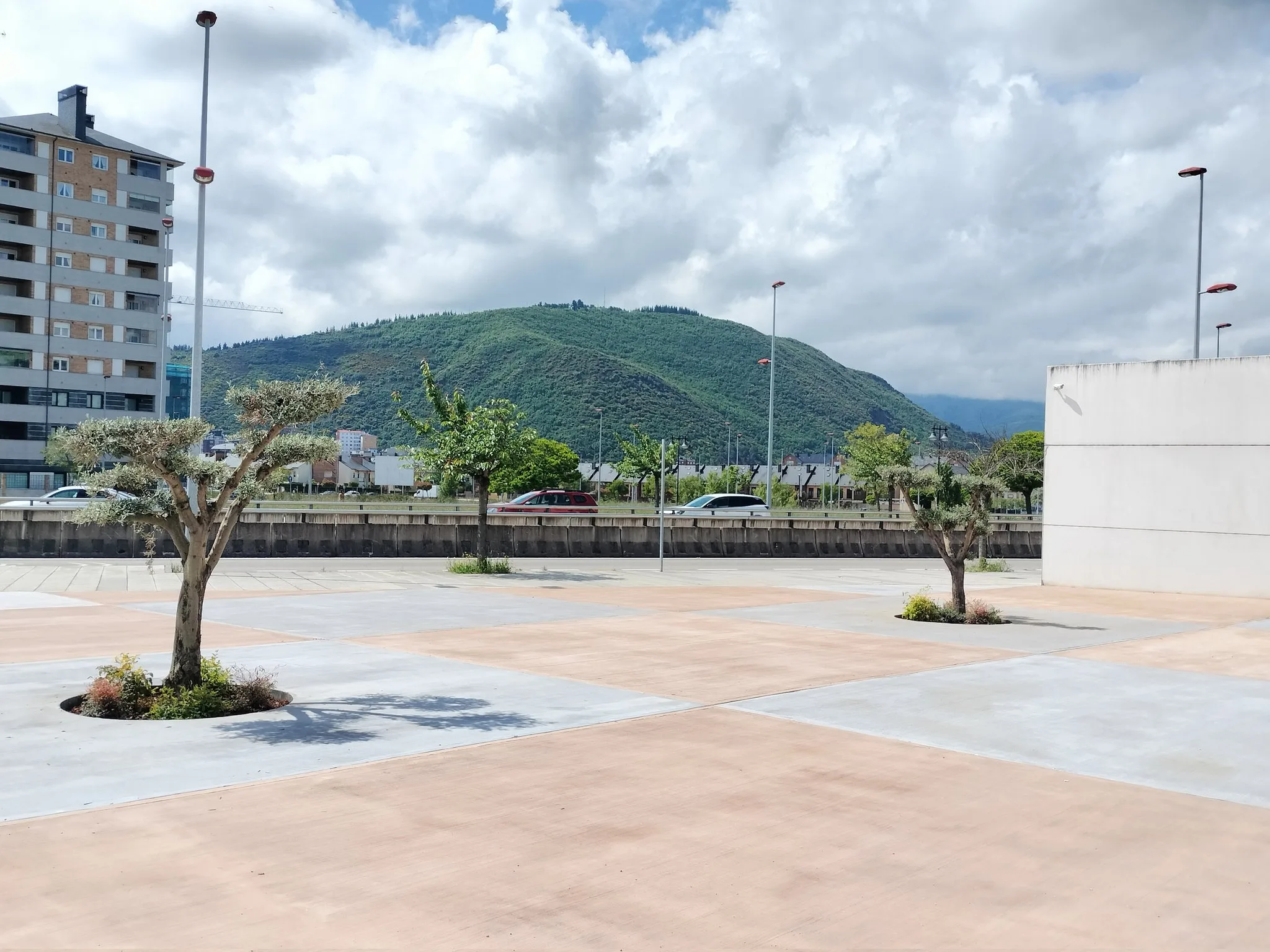 Inaugurada la plaza aledaña a la Iglesia del Buen Pastor de La Rosaleda en Ponferrada