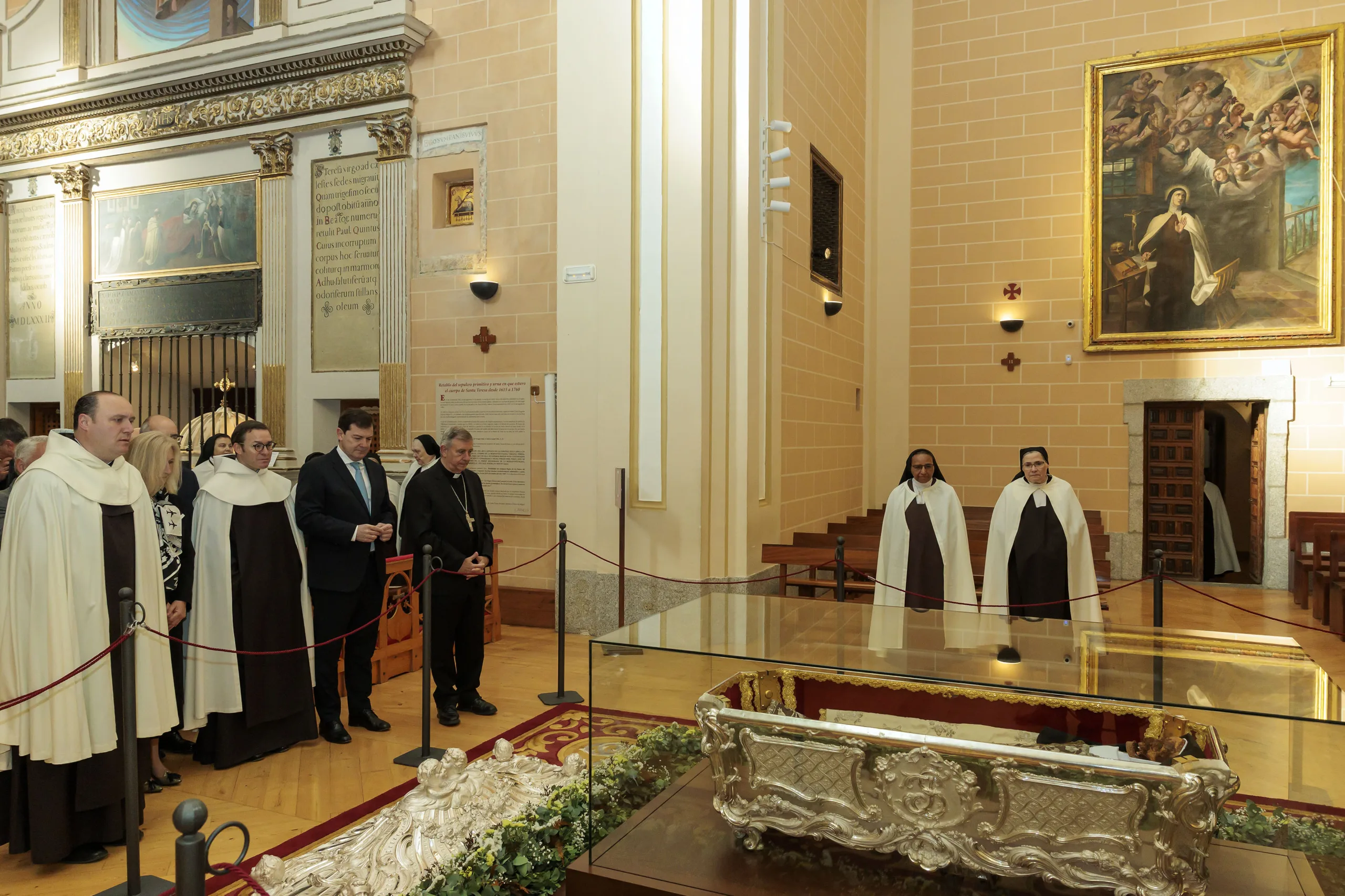 Mañueco ensalza la figura universal de Santa Teresa de Jesús en la exposición y veneración pública de sus restos en Alba de Tormes