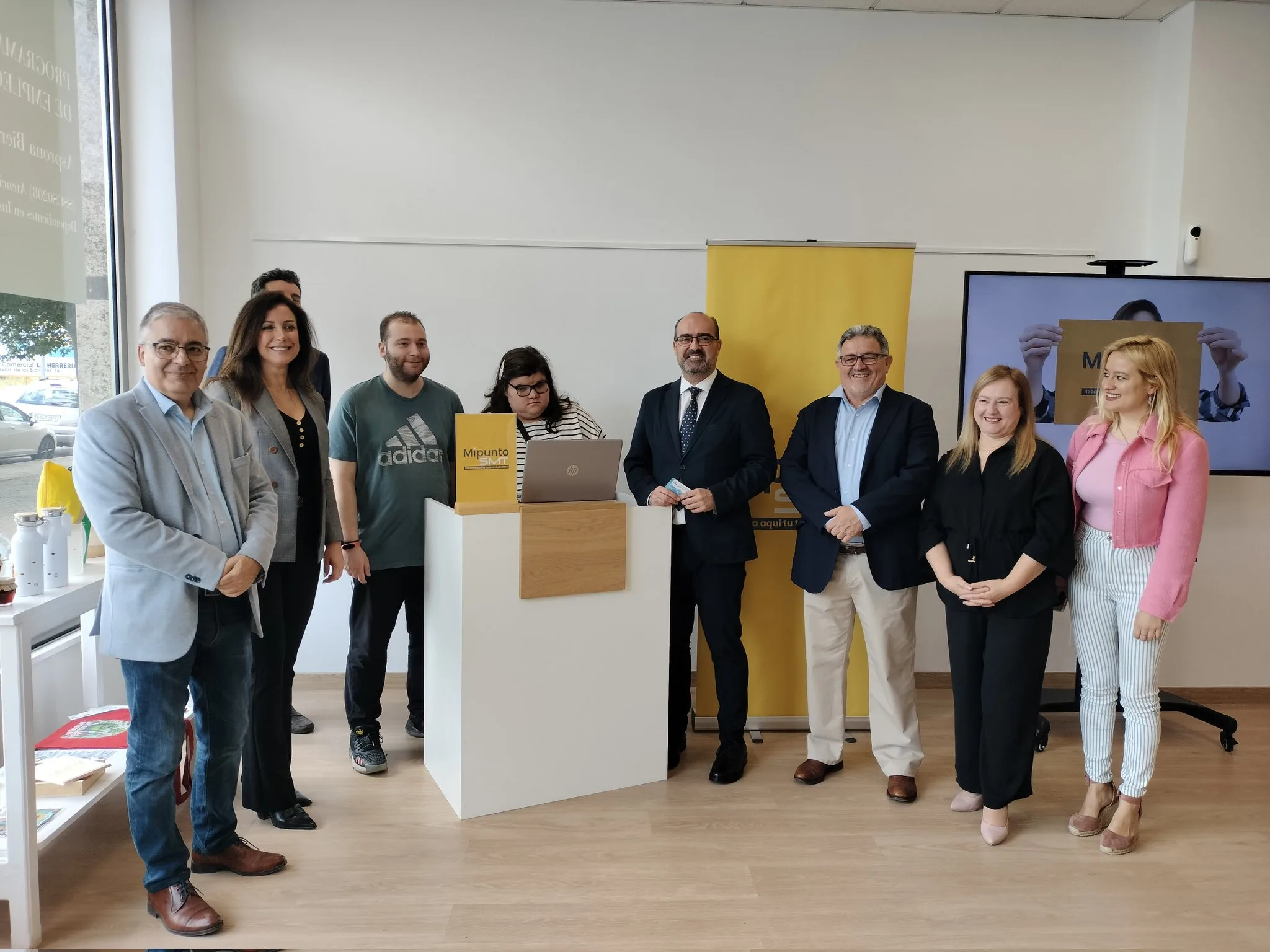 SMT y Asprona Bierzo colaboran en la puesta en marcha de puntos de recarga de tarjetas del bus urbano