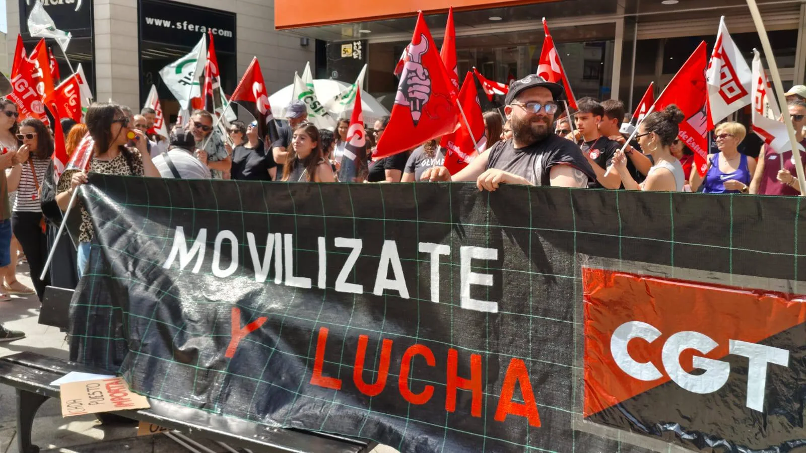 “No al ERE salvaje”: Primeras movilizaciones contra los 196 despidos de Teleperformance en Ponferrada