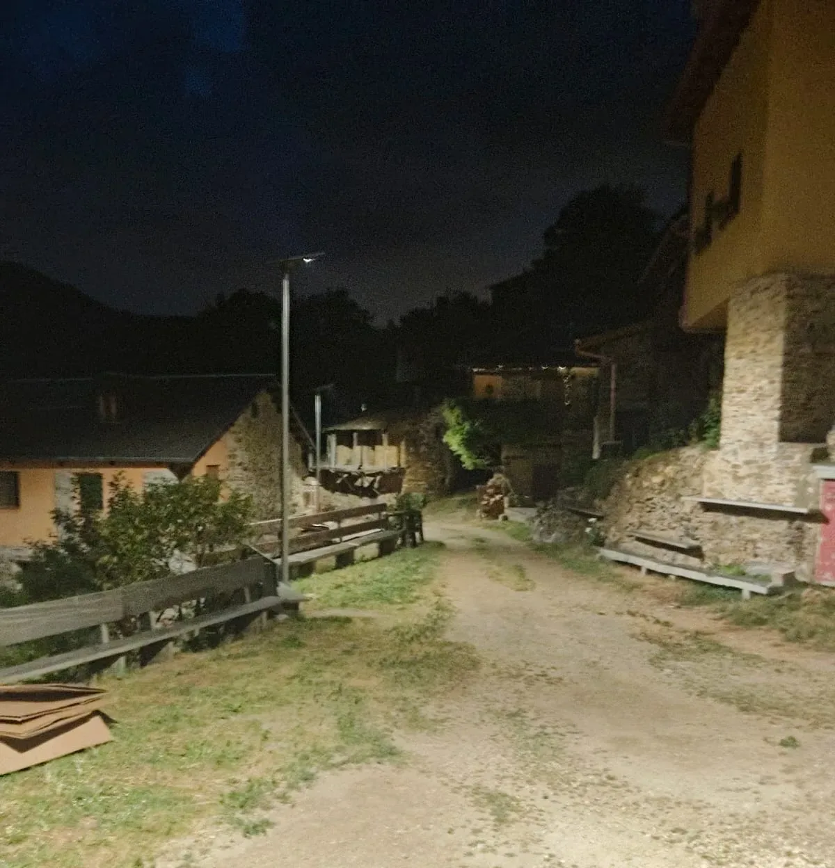 San Adrián de Valdueza estrena iluminación pública fotovoltaica tras una inversión de 18.000 euros