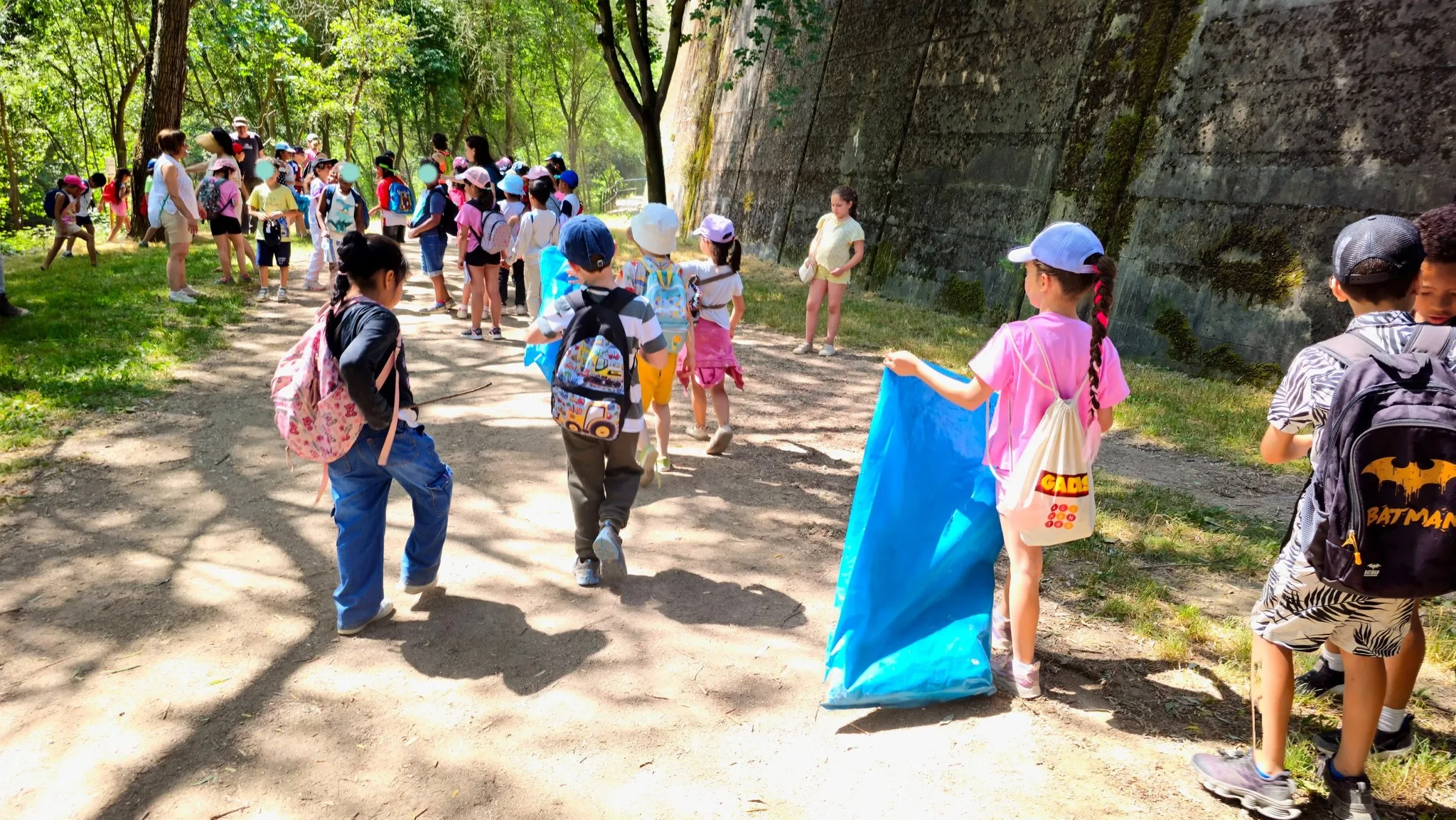 Alumnos del CEIP Navaliegos aprenden sobre la naturaleza y limpian la ribera del Sil en Ponferrada