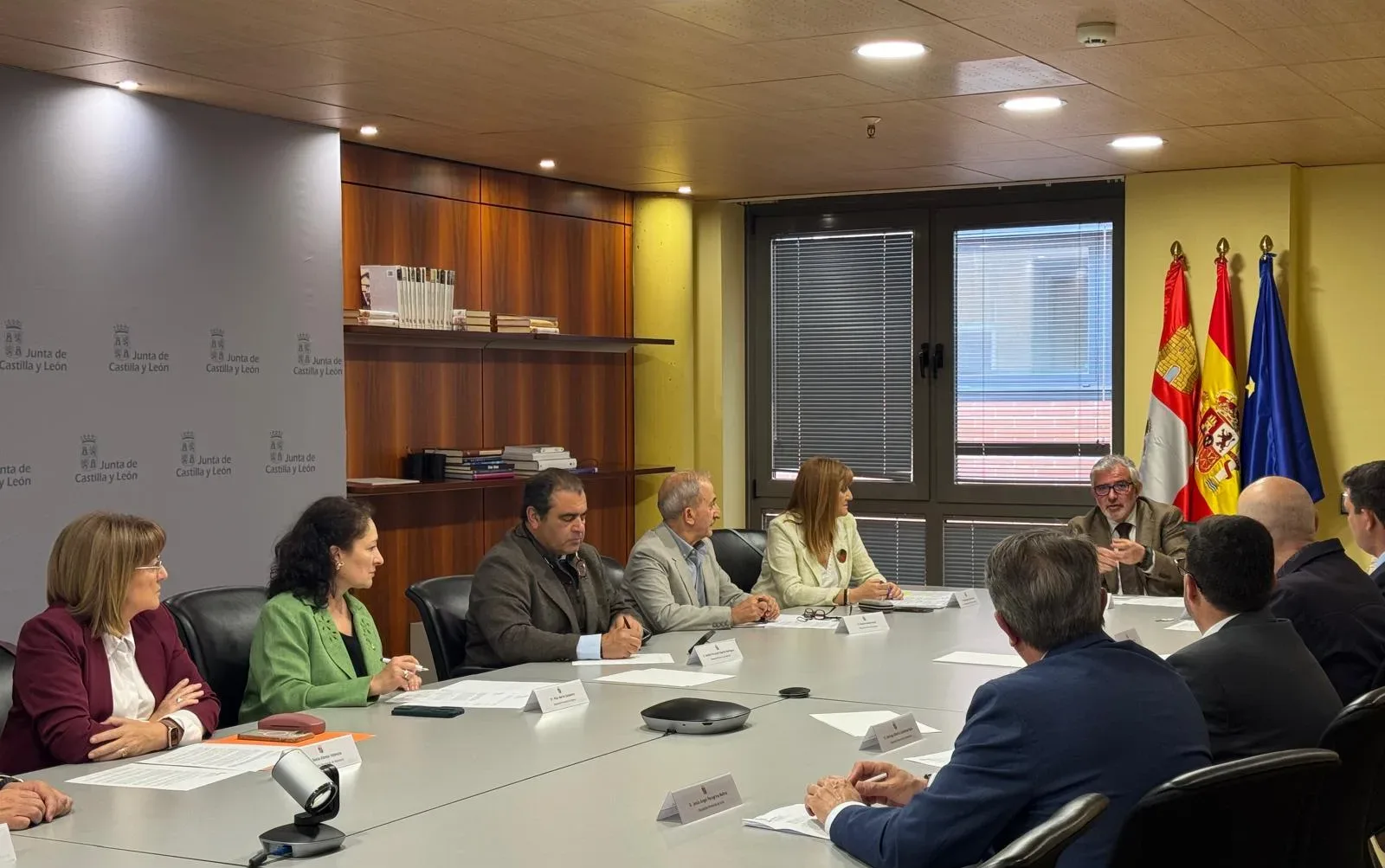 La Junta delegará en las diputaciones provinciales la competencia para disolver las agrupaciones de municipios constituidas para la prestación de los servicios de secretario-interventor