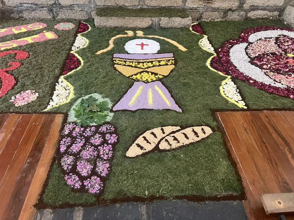 Molinaseca se llena de color y devoción con sus alfombras florales del Corpus Christi