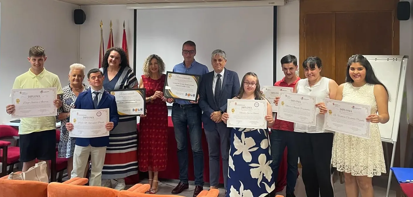 Siete usuarios de Amidown reciben sus títulos tras completar un ciclo de formación básica en Servicios Administrativos