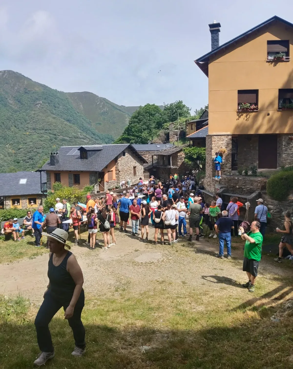 Marcha por “una carretera digna” a San Adrián de Valdueza tras “una espera que empieza a ser desesperante”