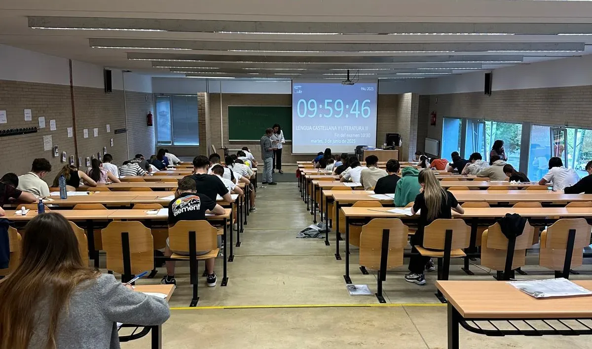 Más de 500 estudiantes comienzan en el Campus de Ponferrada unas pruebas de acceso a la universidad donde se evalúa el pensamiento crítico y se penalizan las faltas de ortografía