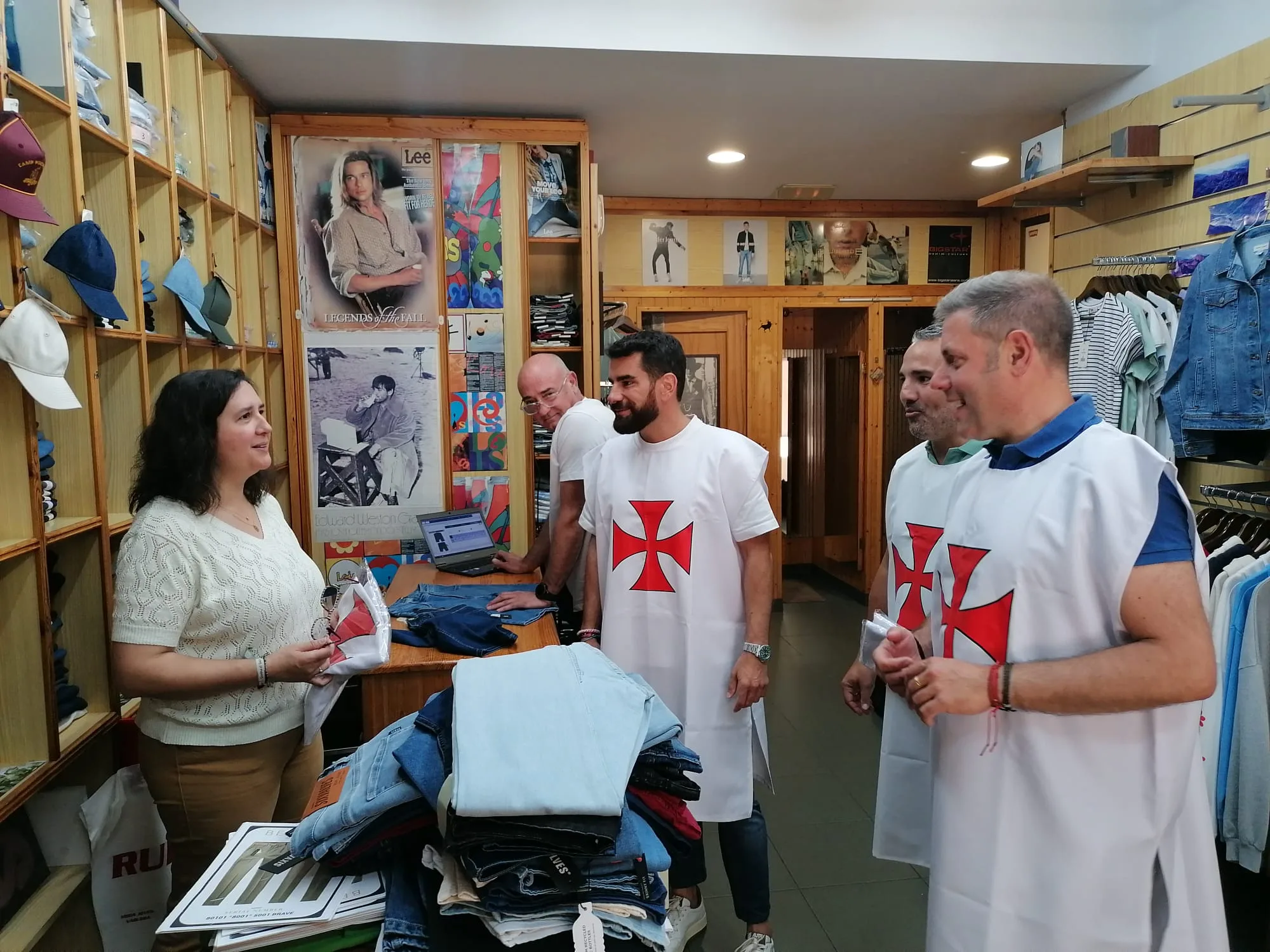 El comercio de Ponferrada se prepara para la Noche Templaria tras el reparto de un centenar de “vestas”