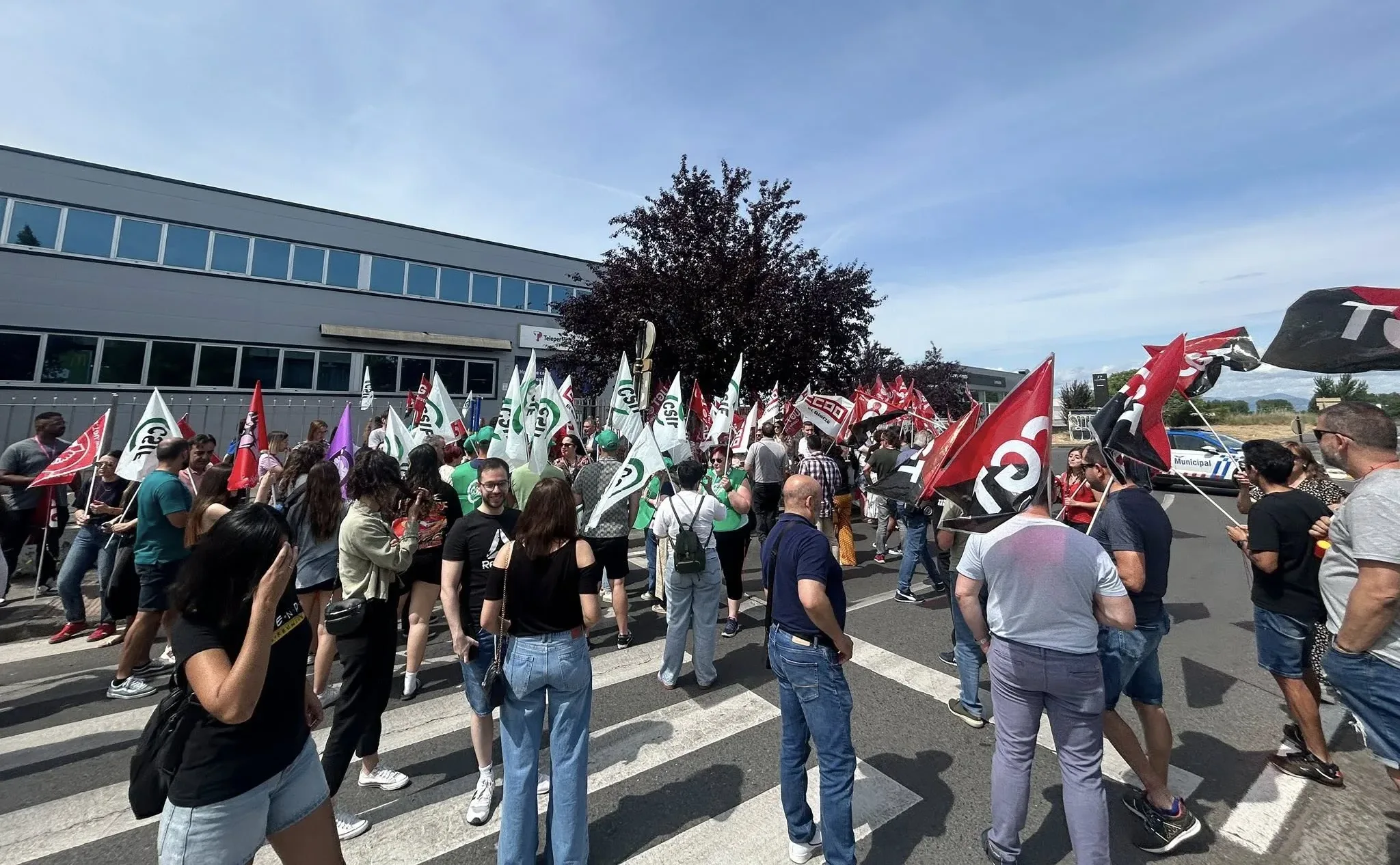 CGT asegura que Teleperformance “lleva meses desviando las llamadas a Colombia y preparando el escenario perfecto para deshacerse de 321 personas y dejar un centro con sólo 90 trabajadores” en España