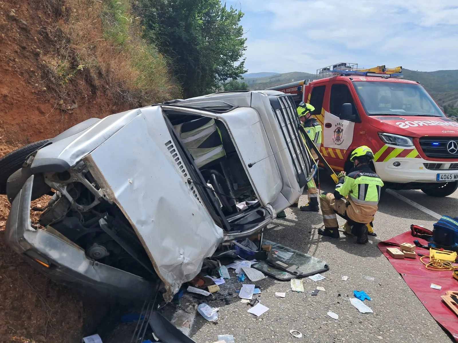Un herido grave tras la colisión entre dos turismos en la carretera de Puente de Domingo Flórez