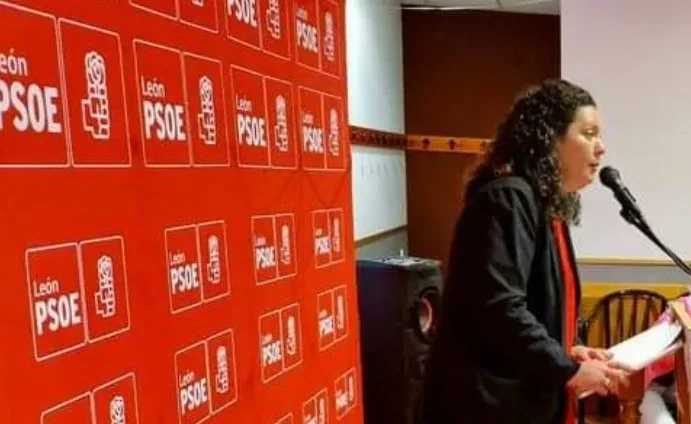 Diligencia judicial requiriendo a la alcaldesa de Cacabelos remitir en un plazo de cinco días la documentación que reclama el PP sobre varios expedientes de liquidaciones presupuestarias