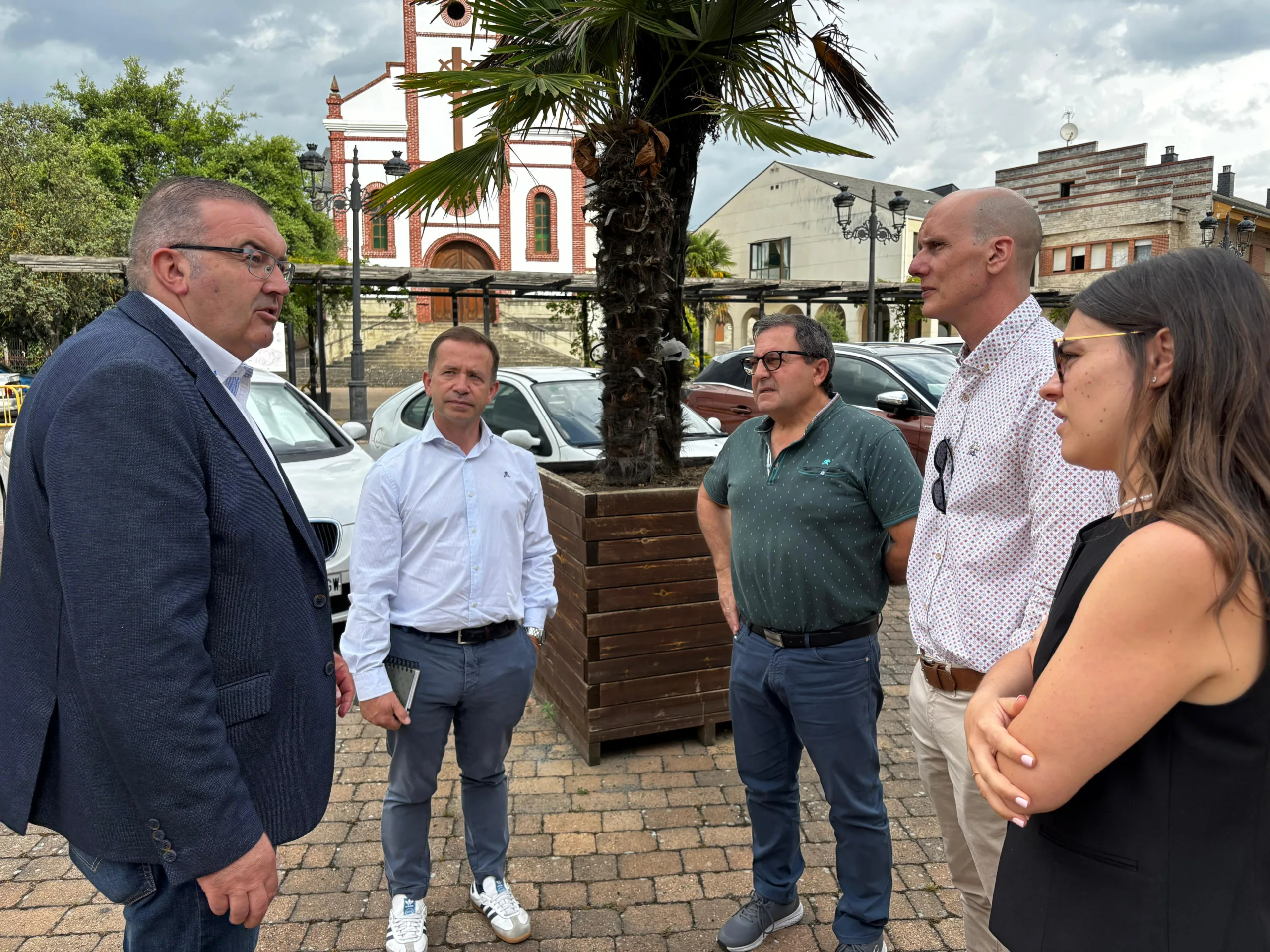 El equipo de Gobierno de Toral de los Vados traslada al diputado provincial de Infraestructuras su preocupación por el estado de la Avenida Santalla de Oscos