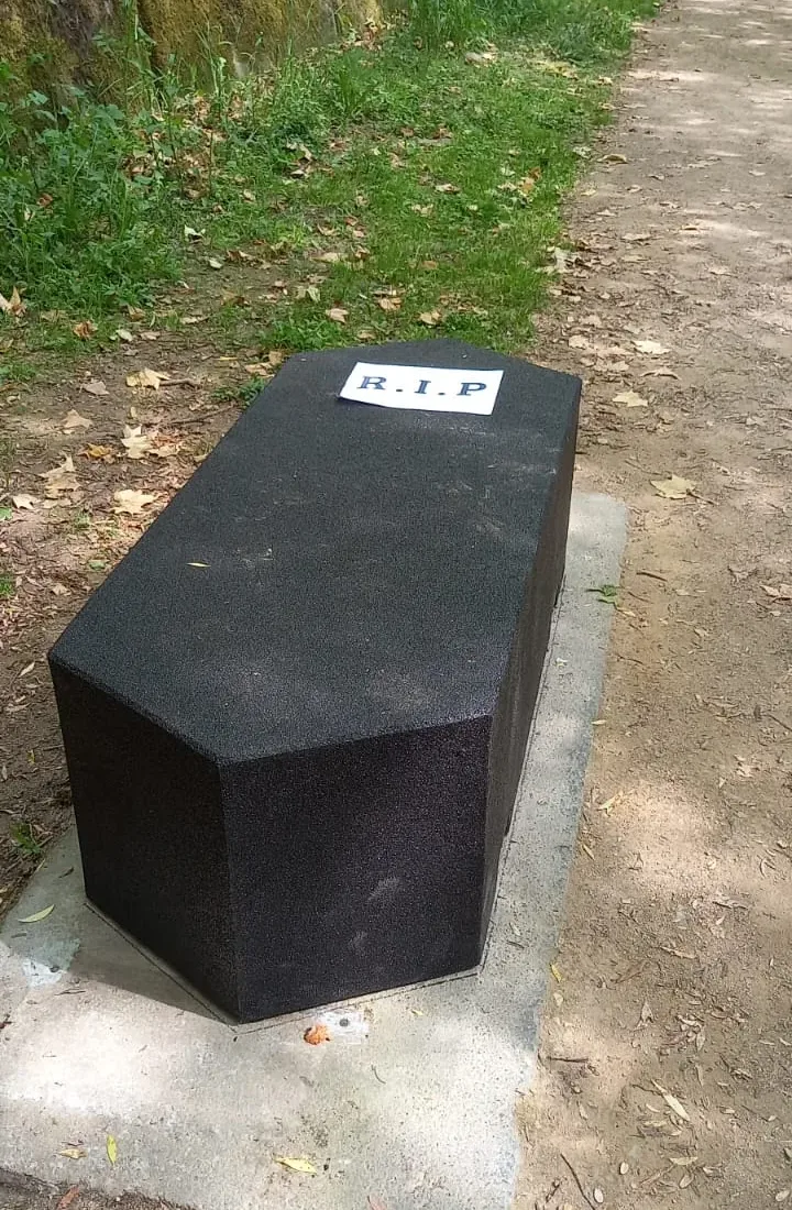 El PSOE critica los “bancos-ataúd a precio de lujo” instalados en el paseo del río Sil en Ponferrada
