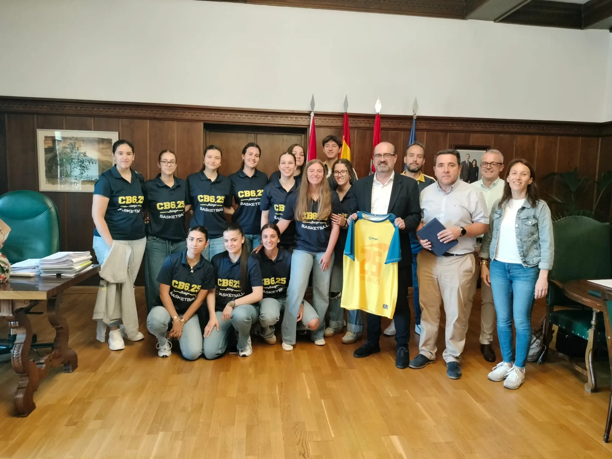 El alcalde de Ponferrada felicita al C.B. 6,25 por su permanencia en Primera División Nacional y destaca su compromiso con los valores del deporte