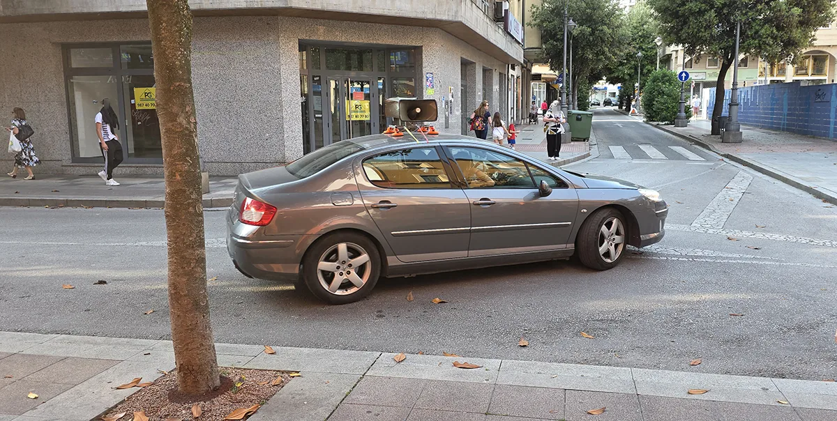 “¡Por tus hijos, por tus padres!”: un coche con altavoces calienta motores en Ponferrada antes de la manifestación del 8 de junio