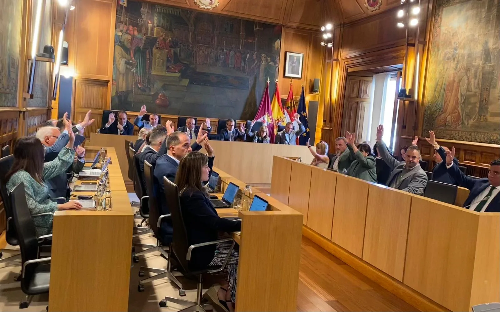El alcalde de Vega de Espinareda toma el relevo de Lucía Osorio en Diputación