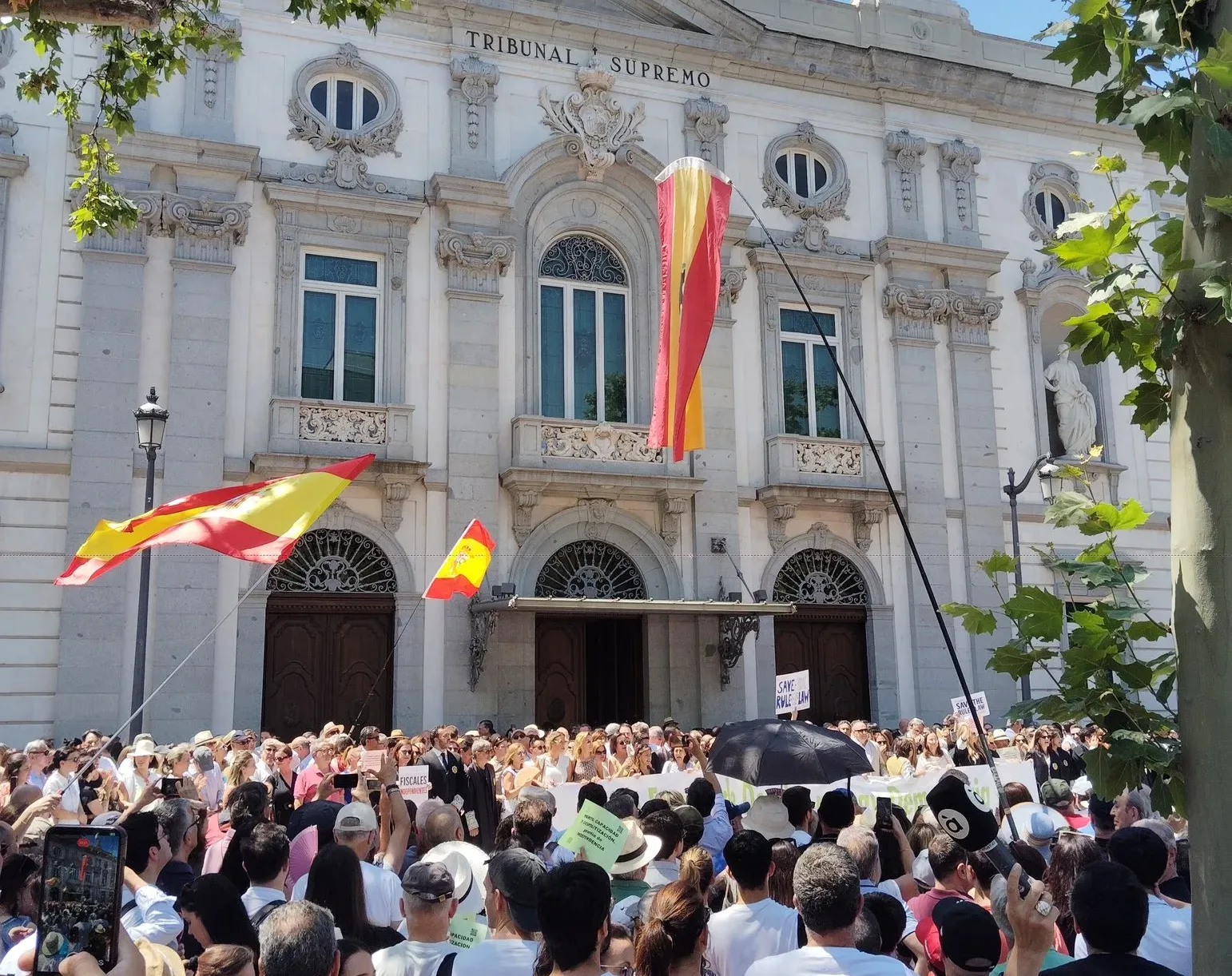 Multitudinaria concentración de jueces, fiscales y civiles contra la “injerencia” del Poder Ejecutivo en el Judicial tras la deriva autoritaria del Presidente y el Ministro de Justicia con las últimas reformas legislativas