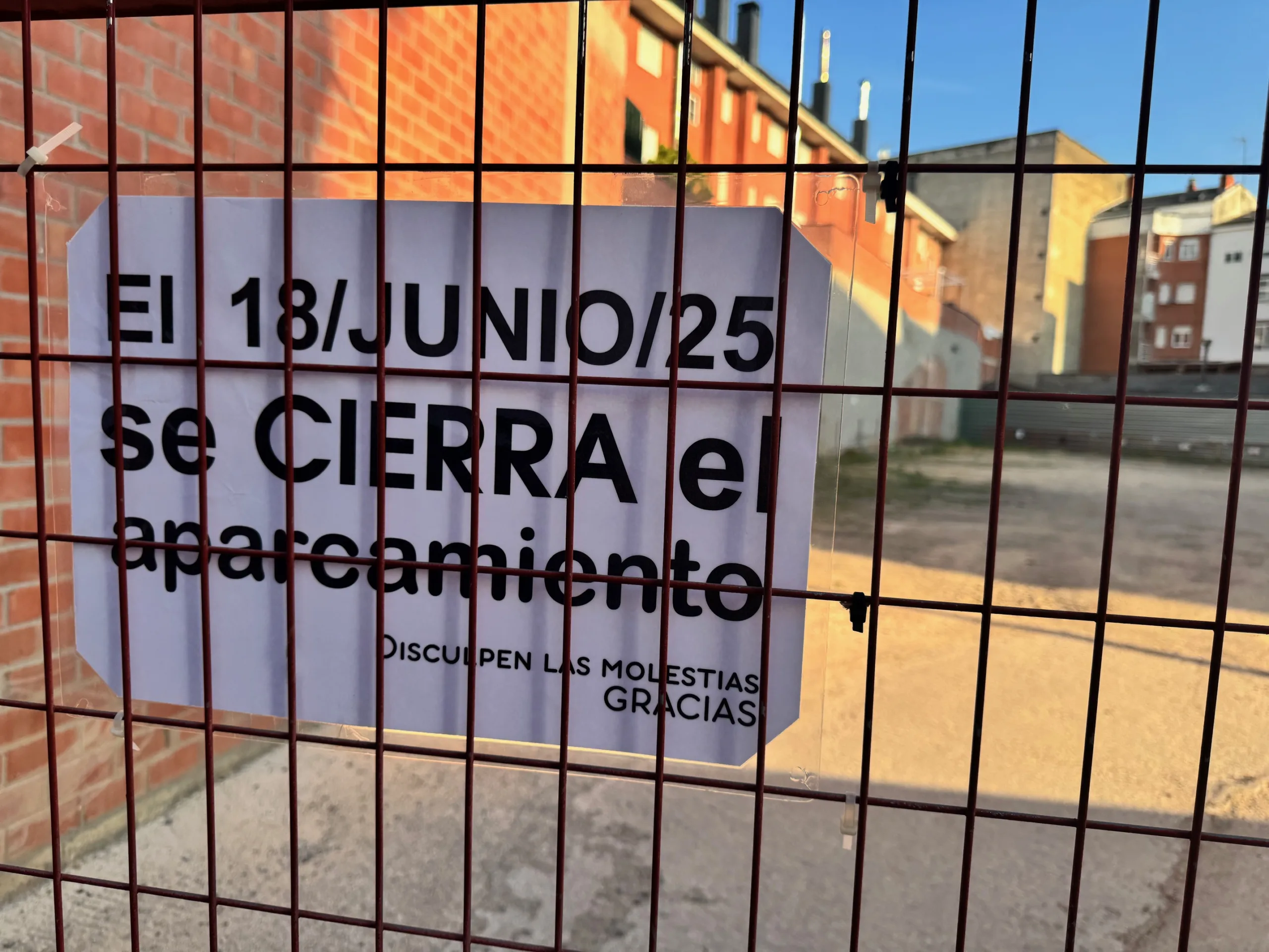 El Ayuntamiento ordena el cierre de dos parkings ilegales en la Calle Real de Ponferrada