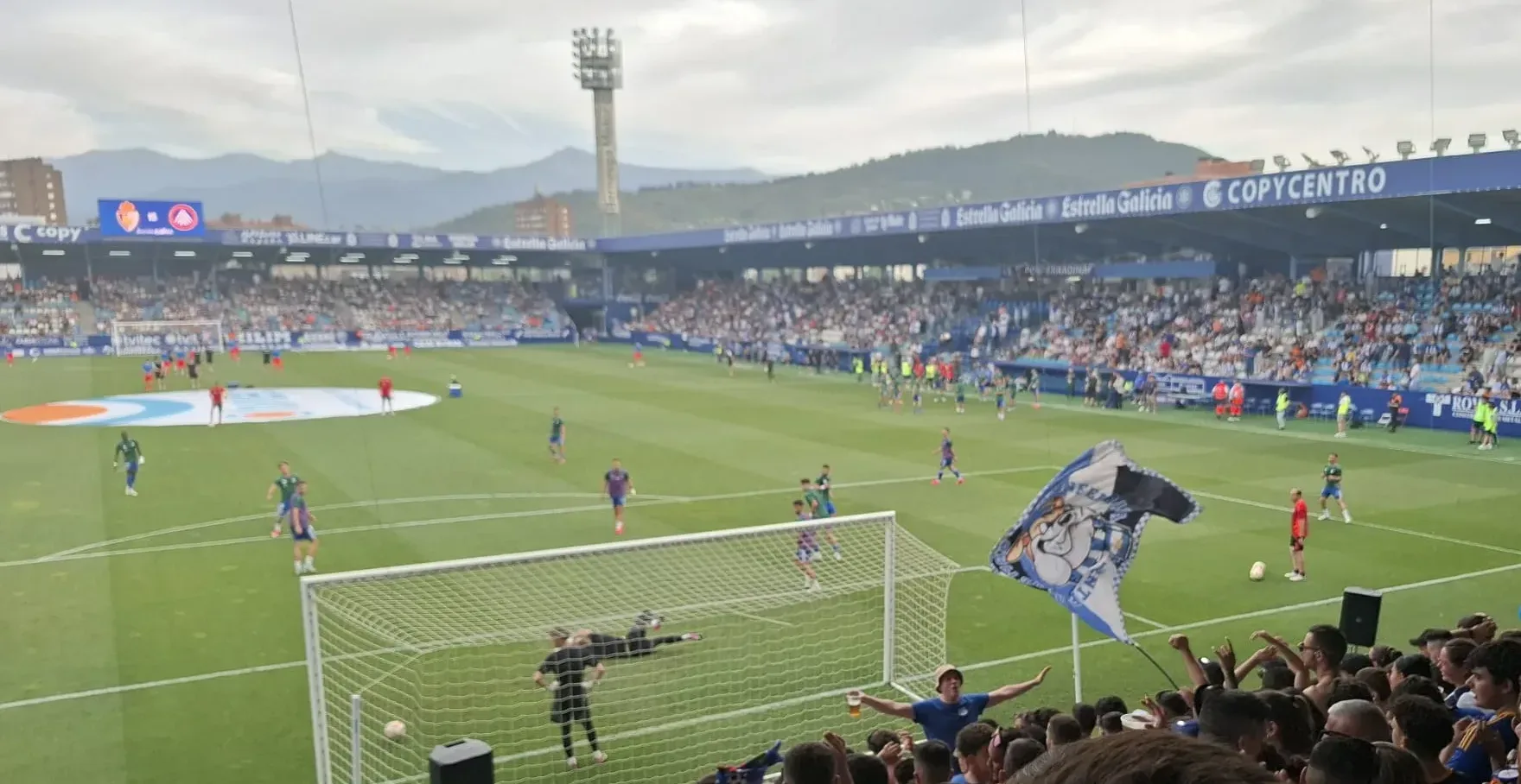 Propuesta de sanción de 10.000 euros y prohibición de acceso a recintos deportivos durante doce meses para un individuo por lanzar petardos a la afición visitante en el Ponferradina-Andorra