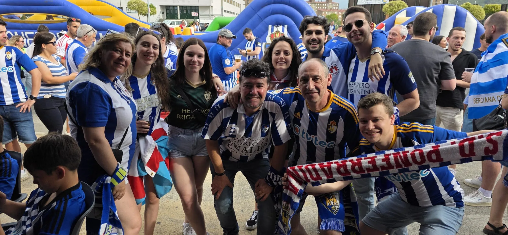 VIDEO · FOTOS | La Afición de La Ponfe pone color y alegría a la final en las inmediaciones del Bar El Toralín