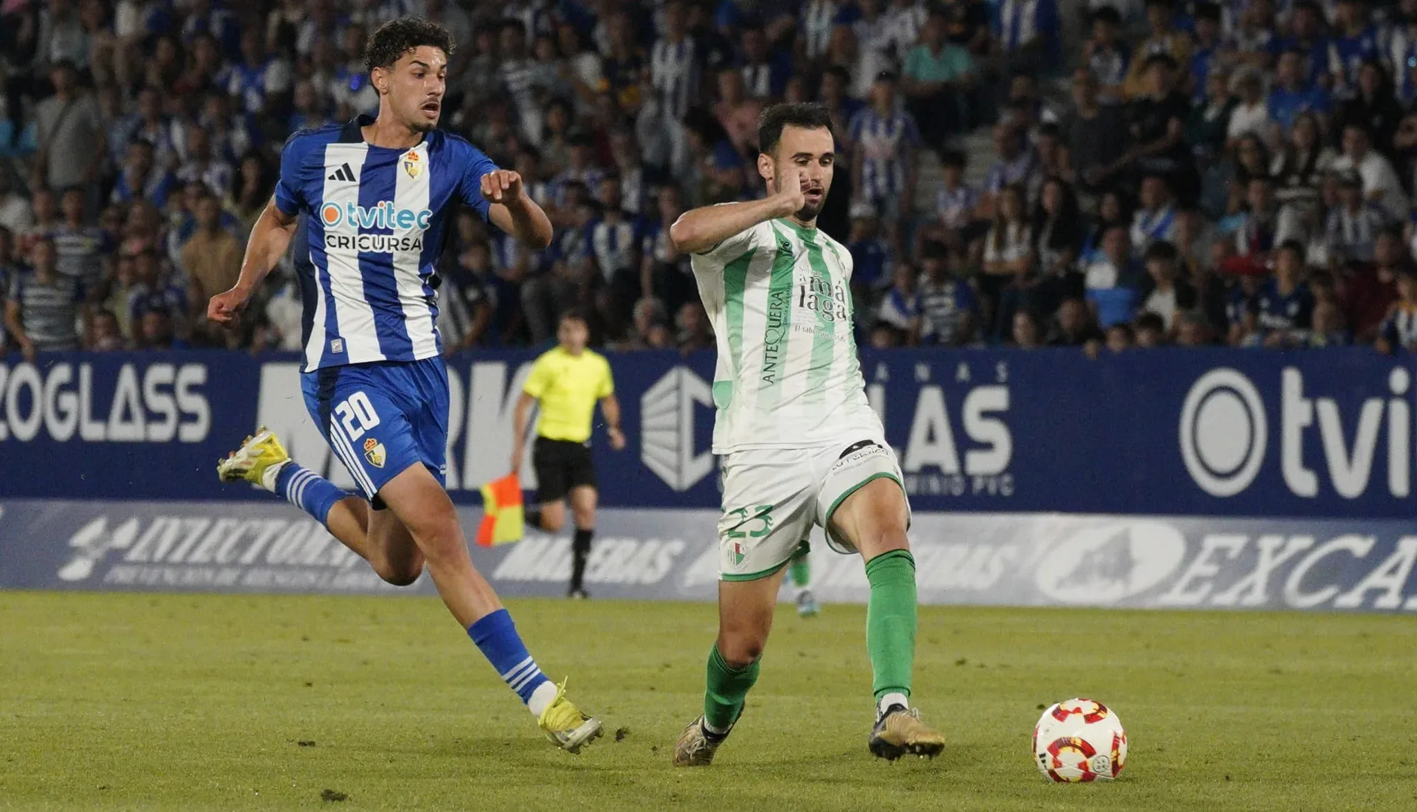 Del norte al sur: Álex Costa pasa reconocimiento médico con el Sevilla
