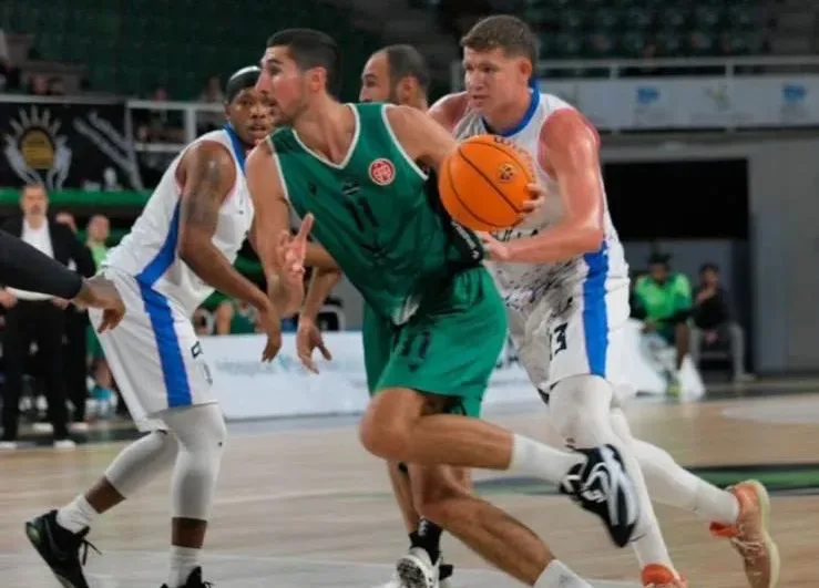 Rubén Salas añade versatilidad al juego interior del Clínica Ponferrada