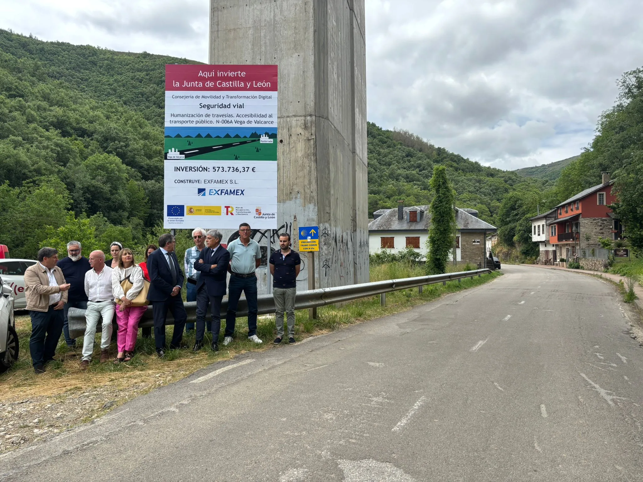 Visita del Director General de Carreteras de la Junta a las obras para reforzar la seguridad vial entre Ambasmestas y Vega de Valcarce