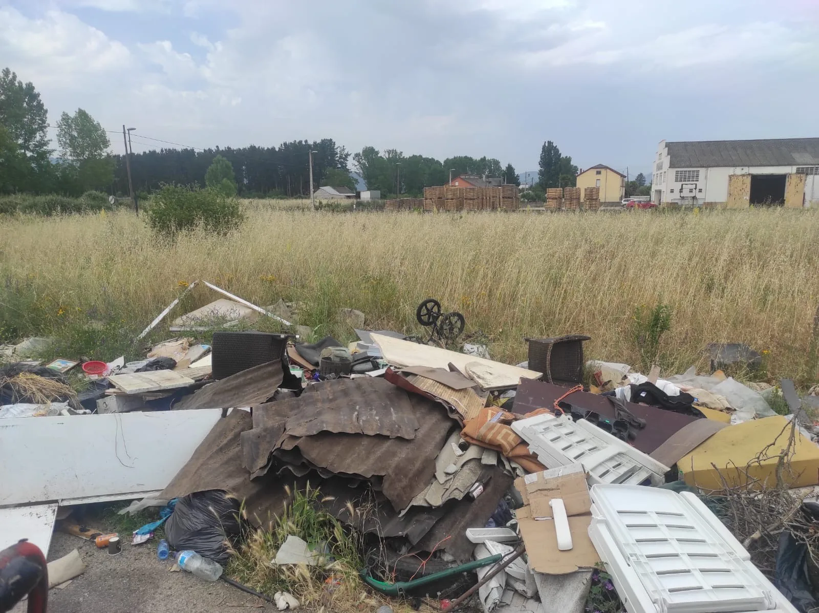 El PSOE denuncia el vertido incontrolado de basura en Dehesas