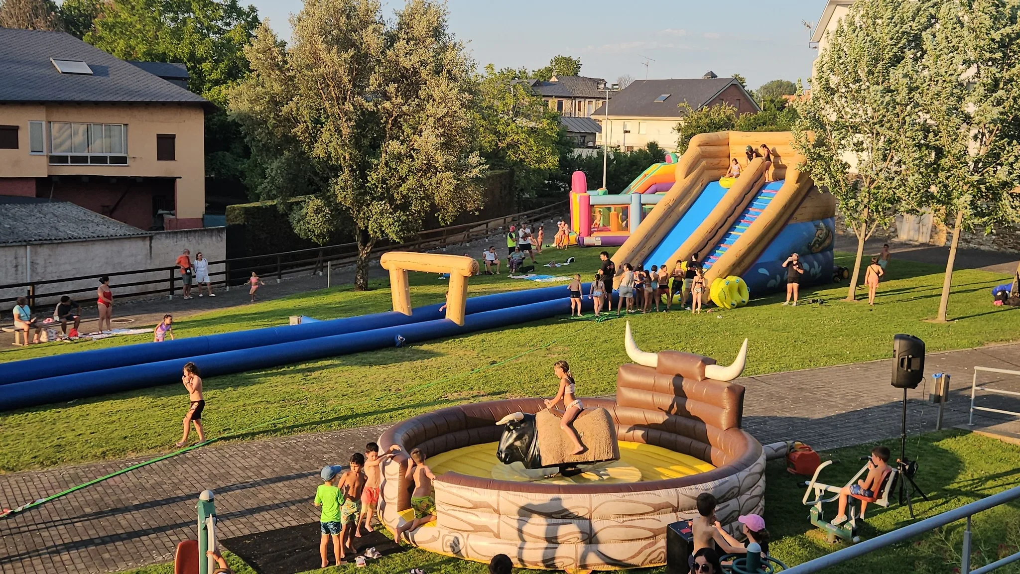 Carracedelo celebró el Día del Niño con juegos, agua y mucha diversión