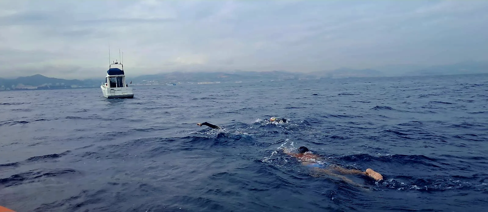 VIDEOS · FOTOS | El berciano Manuel Jesús Neira cruza a nado el Estrecho de Gibraltar en menos de 4 horas