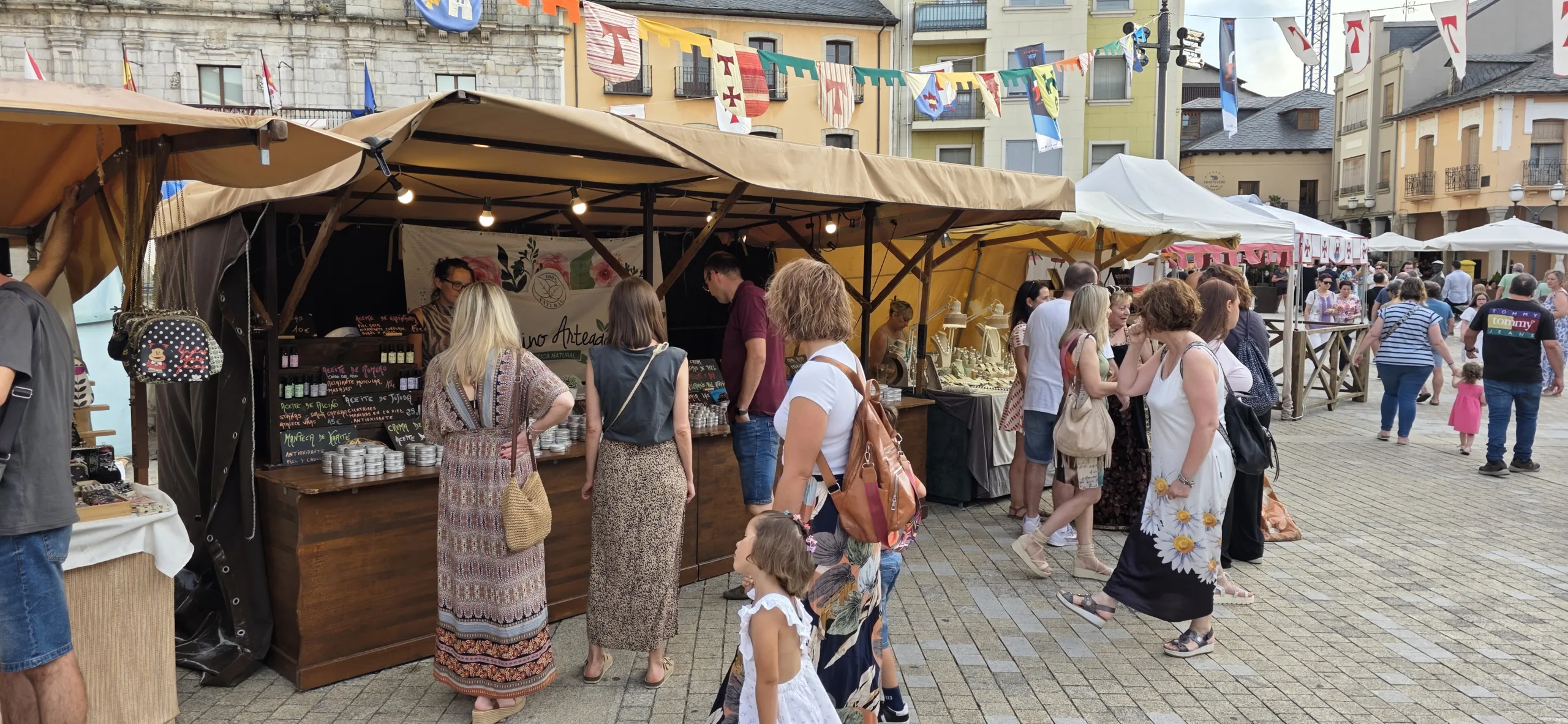 FOTOS | La Plaza del Ayuntamiento acoge el Mercado de Artesanía de la Noche Templaria 2025