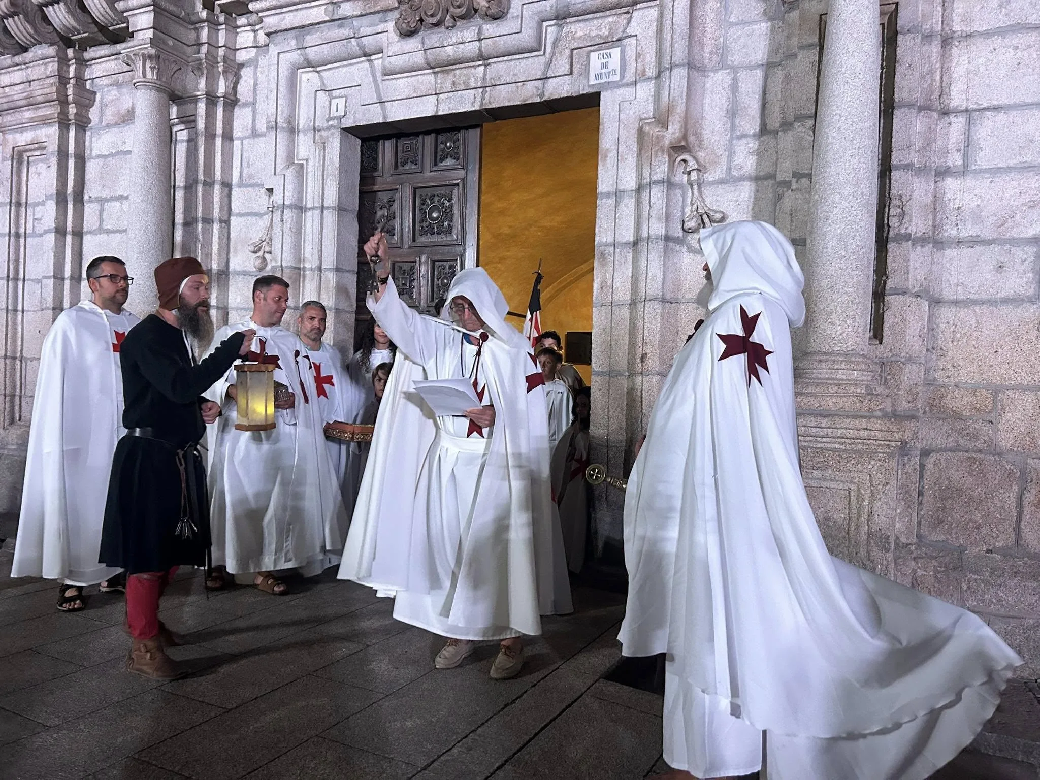 FOTOS | La Noche Templaria de Ponferrada 2025 arranca con la tradicional "Quiebra de la Luna"