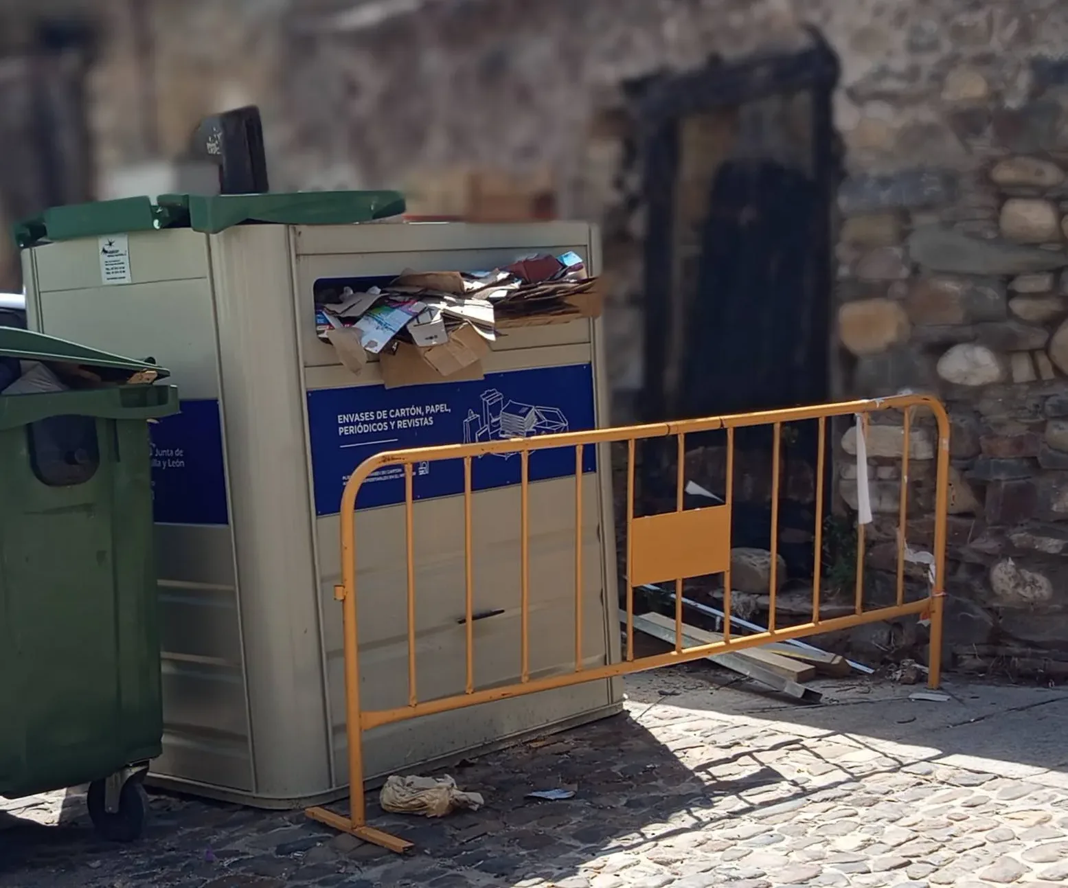 Vecinos denuncian el estado de abandono de la calle Santa Catalina en Villafranca del Bierzo