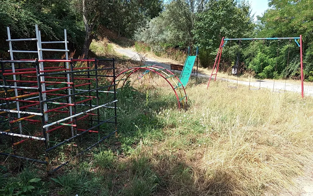Vecinos critican el estado del parque infantil del Campo de la Gallina en Villafranca del Bierzo: "Ni una inspección pasaría"
