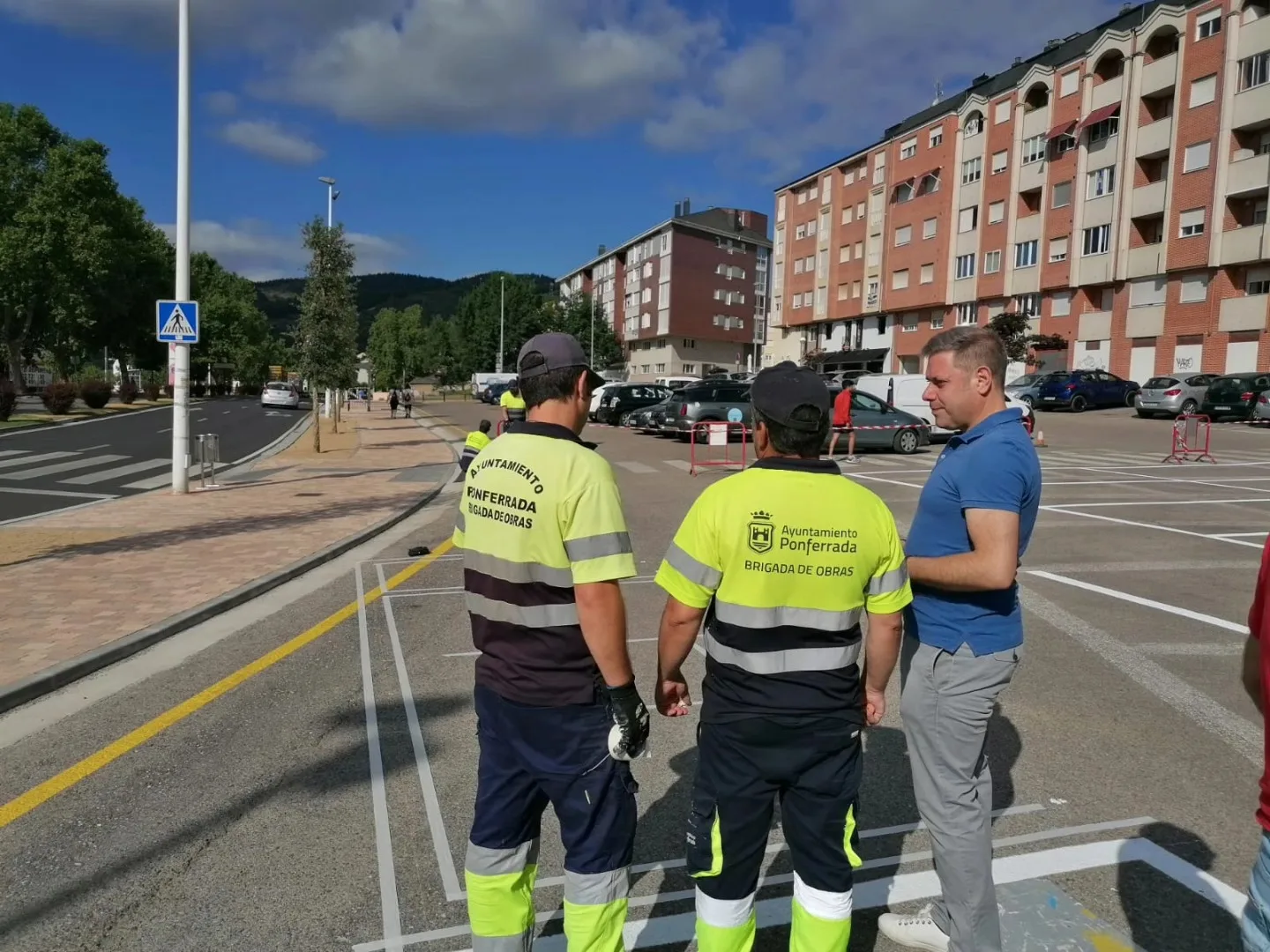 El Ayuntamiento de Ponferrada reorganiza y amplía el aparcamiento junto a la avenida del Castillo