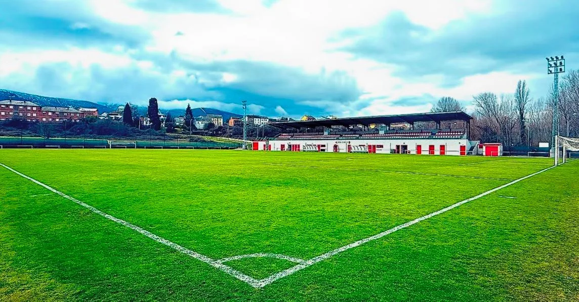 El Atlético Bembibre apuntala su proyecto 2025/2026 con la renovación del cuerpo técnico y la presentación de sus primeros fichajes