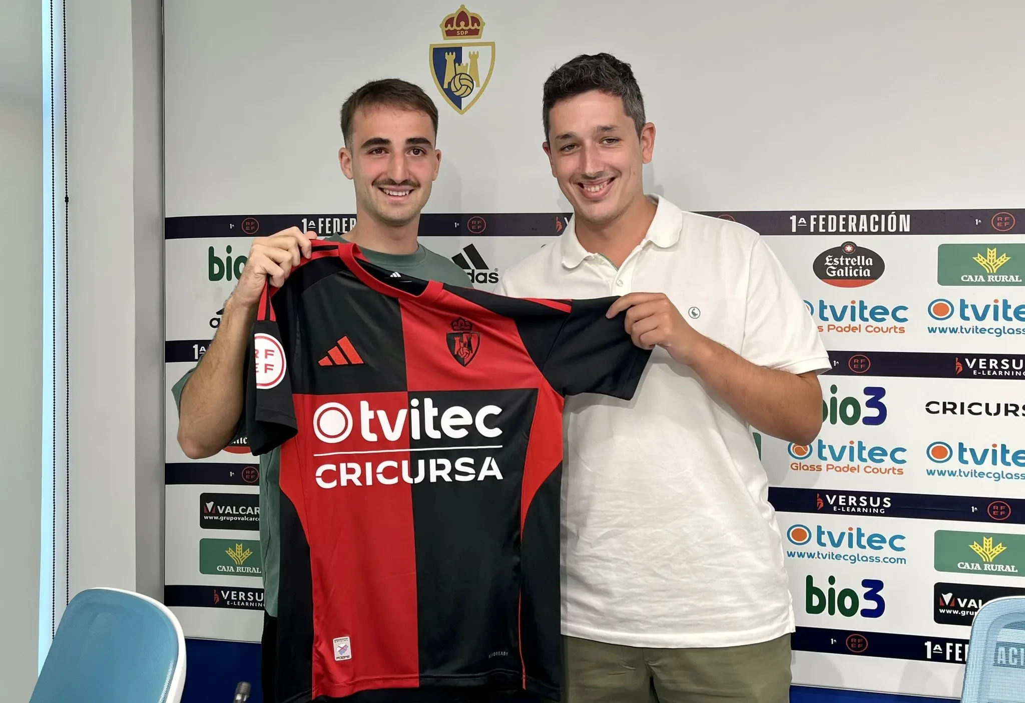 Eneko Aguilar: “El míster me llamó antes de venir y esa llamada me convenció. Creo que donde más aporto es en el centro del campo pero estoy disponible para donde sea necesario”